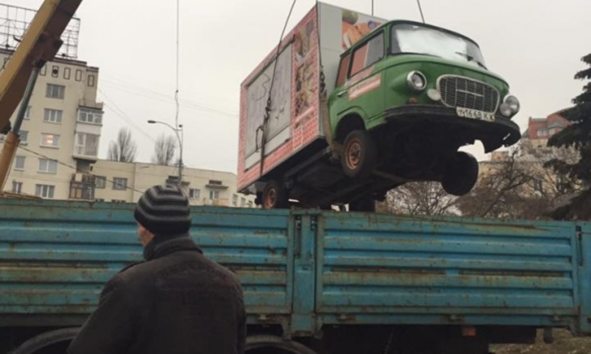 В Киеве ночью изъяли незаконные передвижные точки торговли