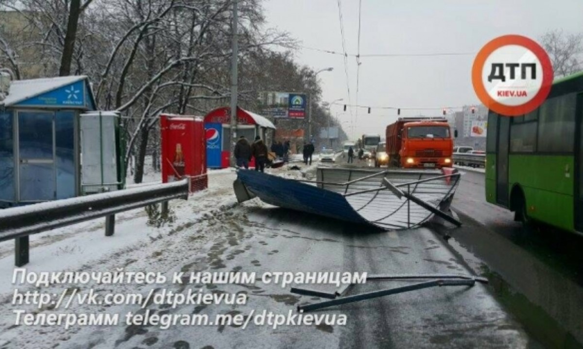 В Киеве грузовик снес остановку, пострадали 10 человек