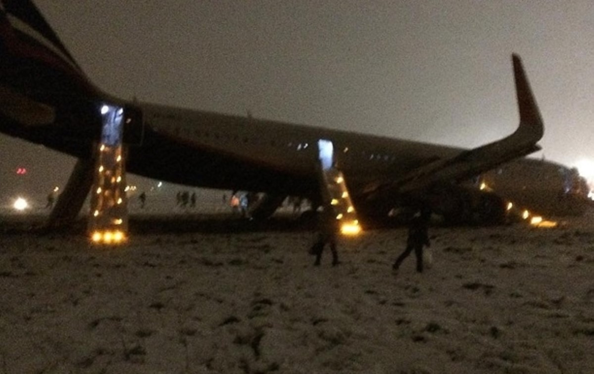 В аэропорту Калининграда пассажирский авиалайнер приземлился на брюхо
