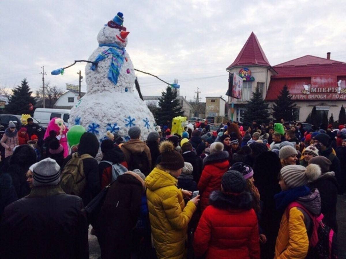 В Одесской области слепили гигантского снеговика