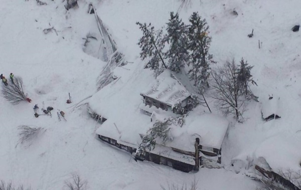 В Италии от схода лавины погибли 30 человек