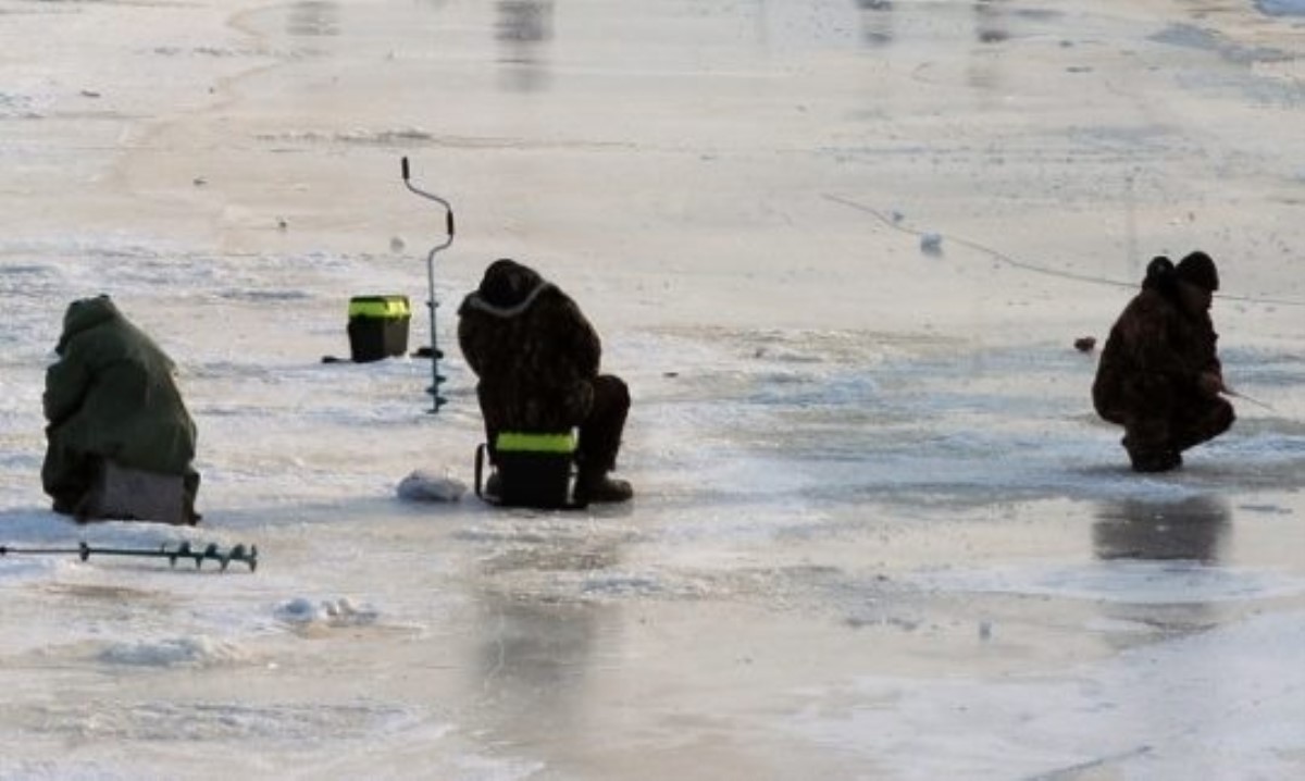 В Киеве около 30 рыбаков попали в ледяную ловушку