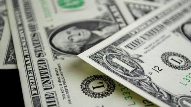 Доллар продолжает дешеветь из-за Трампа