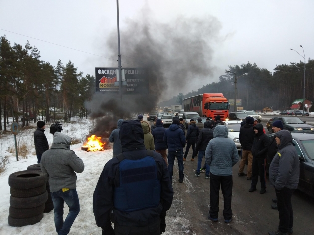 На Броварском КПП активисты подожгли шины