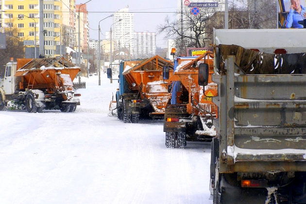 В Киеве на борьбу со снегом выехали более 500 единиц техники
