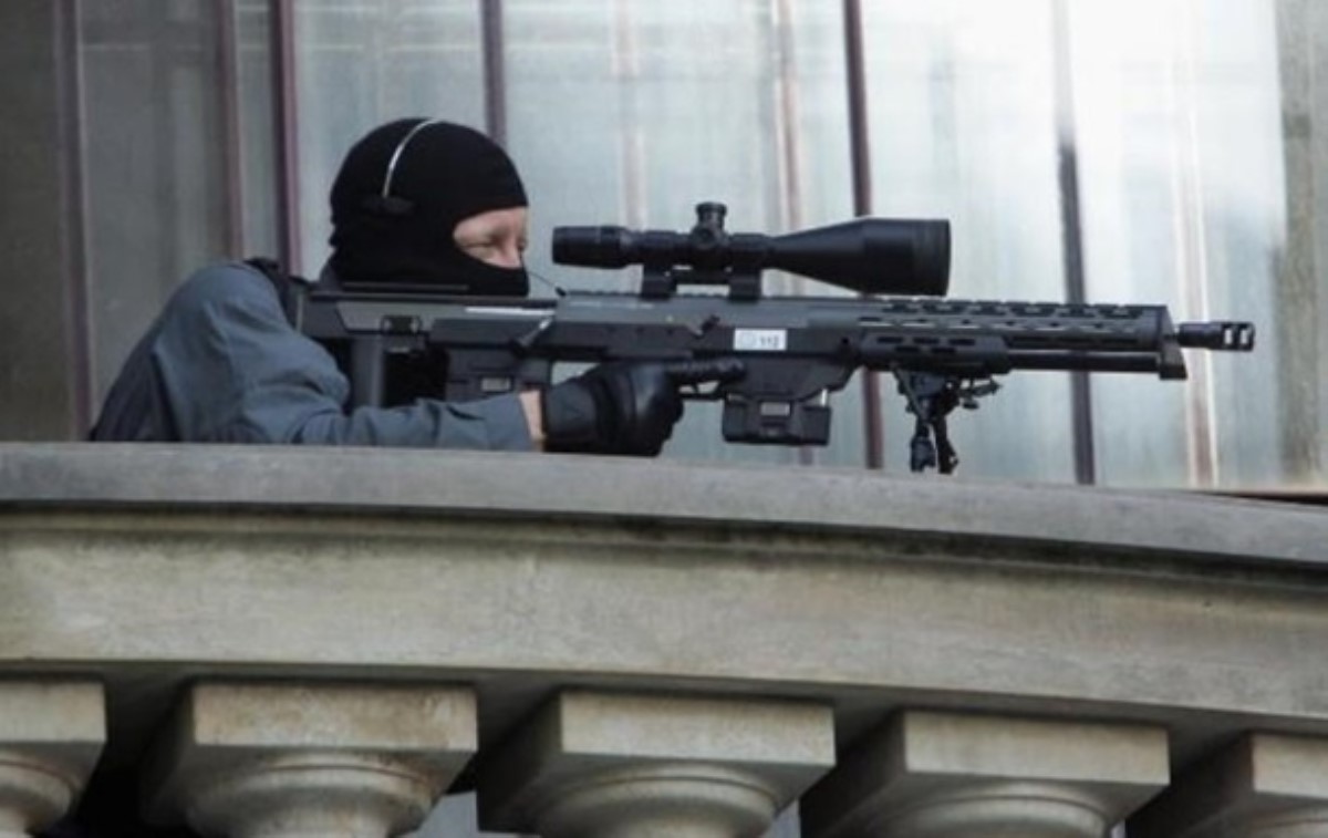 Во время выступления Олланда снайпер обстрелял случайных людей