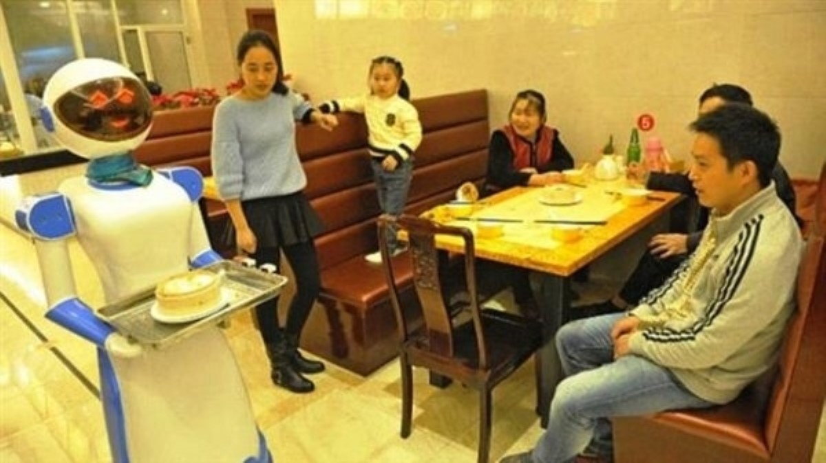 В шанхайском ресторане официантов заменили роботами