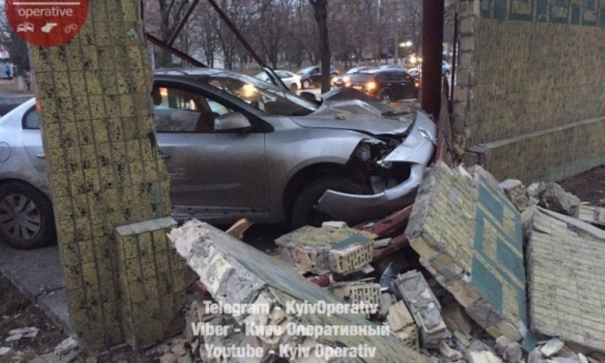 Автомобиль снес остановку общественного транспорта в Киеве
