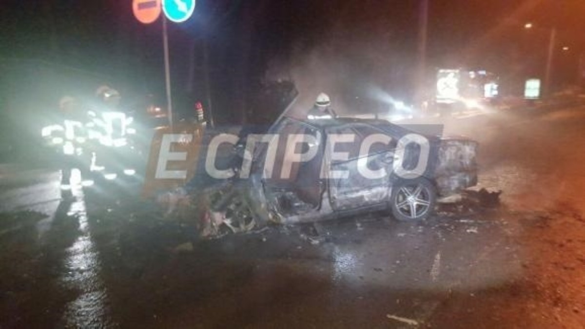 В Киеве после аварии посностью сгорел Mercedes