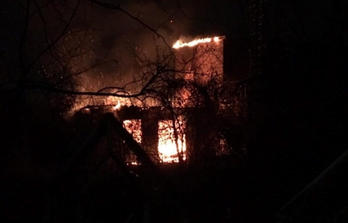 В Киеве сожгли здание на Оболонской набережной