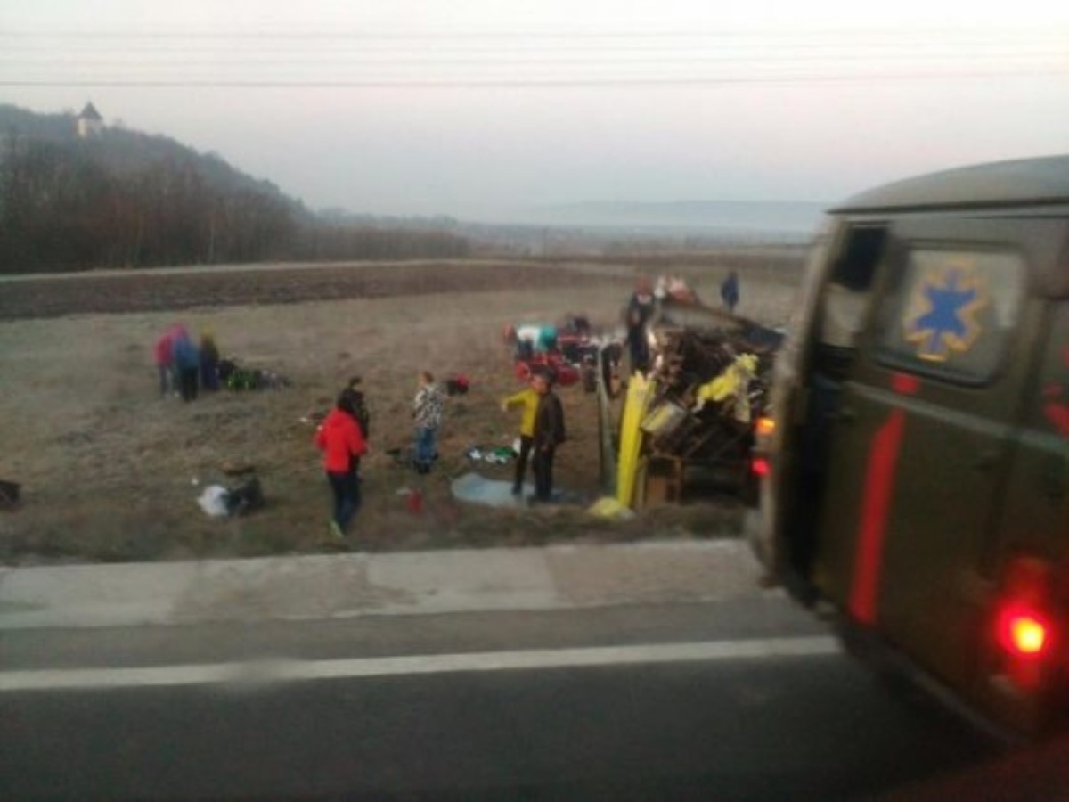 На Львовщине столкнулись "Мерседес" и туристический автобус, есть погибшие