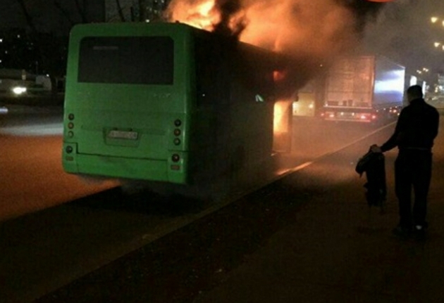 В Киеве полностью сгорела маршрутка