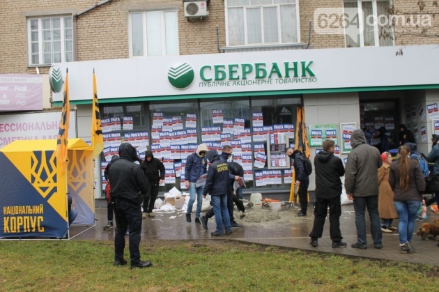 В Киеве разбирают бетонные "стены" возле "Сбербанка"