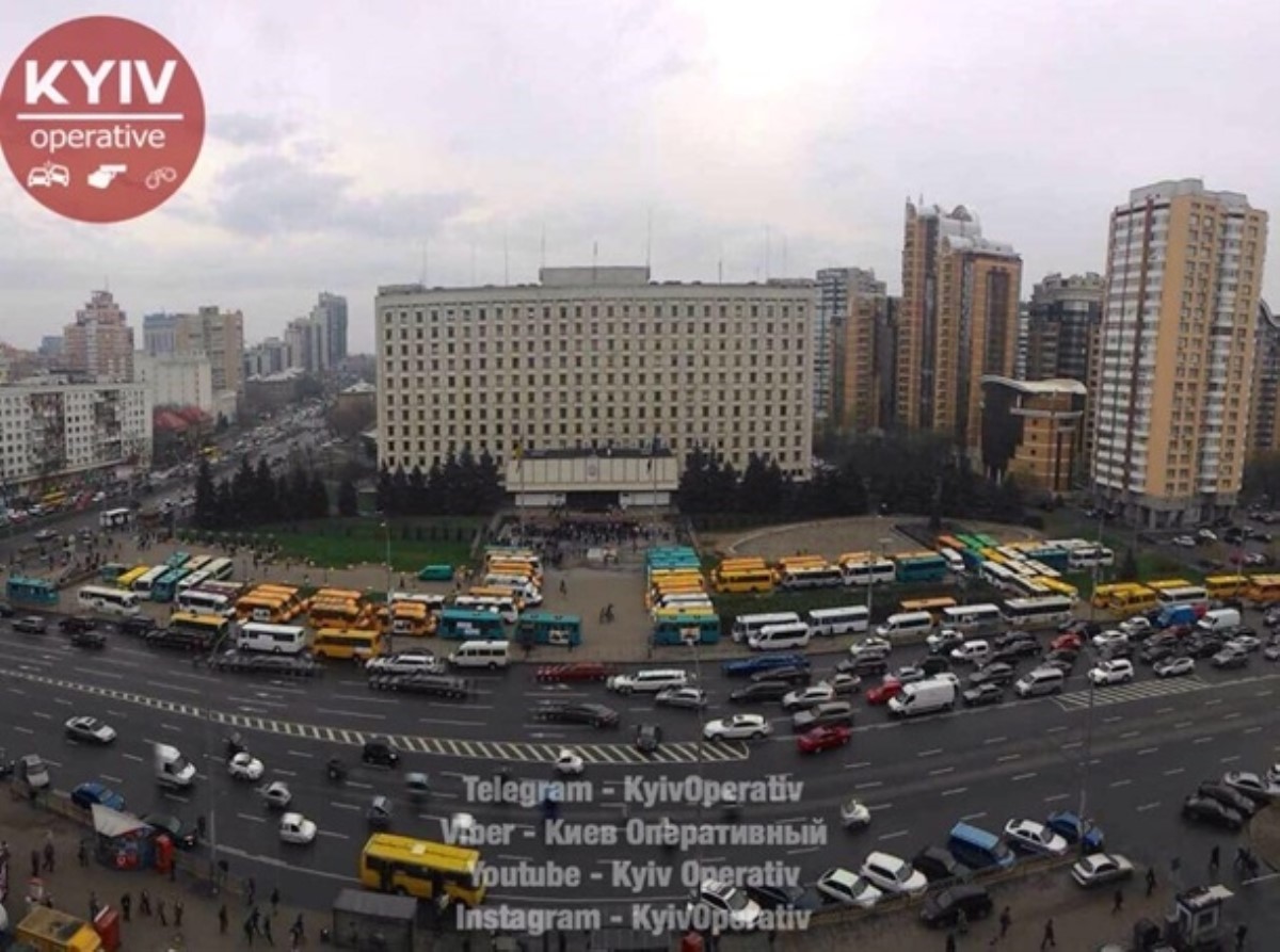 В Киеве маршрутчики заблокировали обладминистрацию. Фото