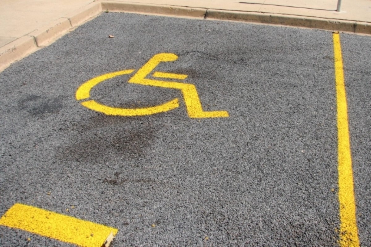 Рада повысит штрафы для водителей, которые паркуются на местах для инвалидов