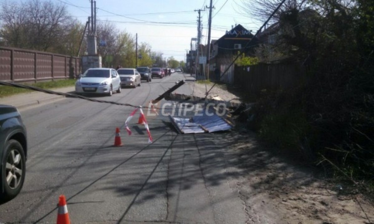 В Киеве грузовик снес электроопору и скрылся