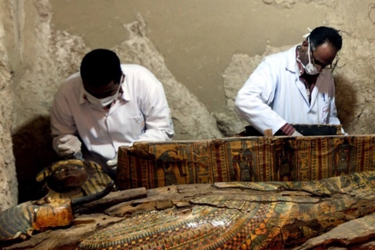В Египте нашли мумии в ярко расписанных деревянных гробах