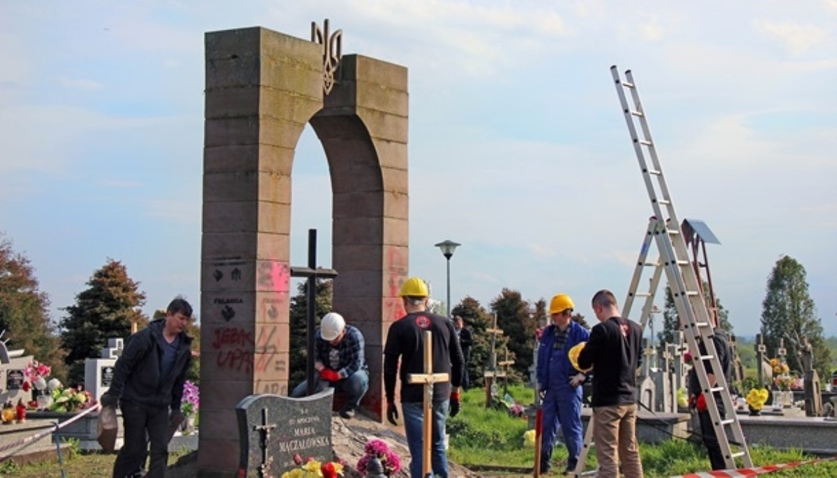 В Польше националисты демонтировали памятник УПА