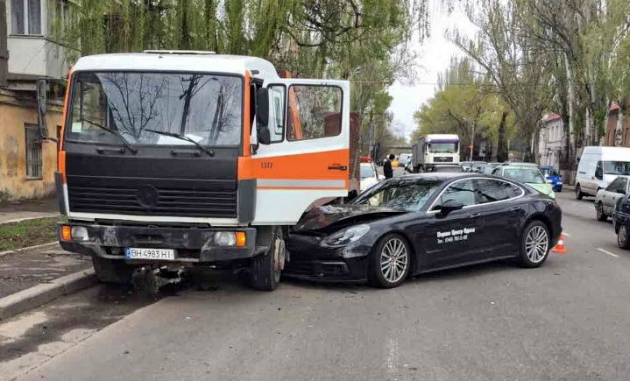 В Одессе во время тест-драйва разбили новый Porshe Panamera