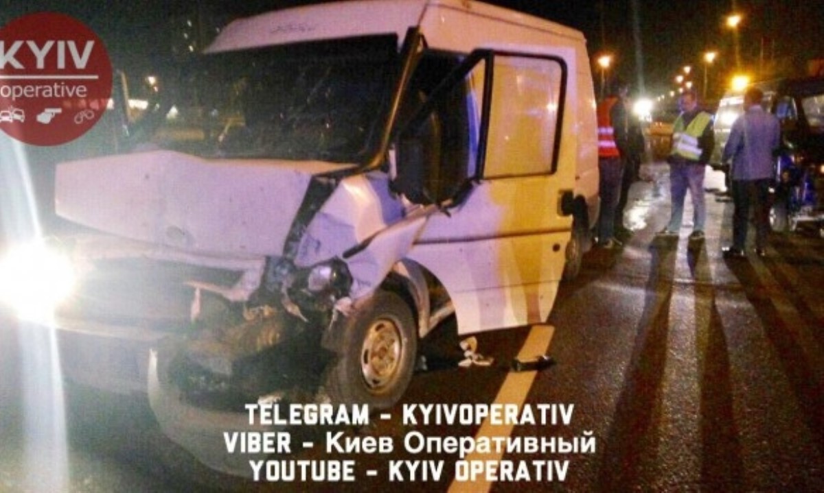 В Киеве Ford врезался в автомобиль дорожной службы