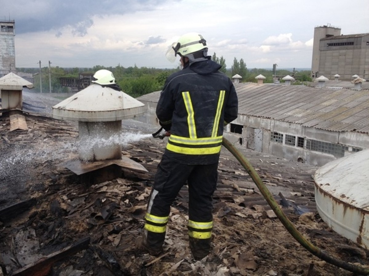 Обстрел на Луганщине привел к масштабному пожару