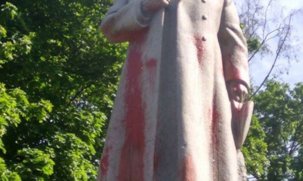 В Мариинском парке облили краской памятник Ватутину
