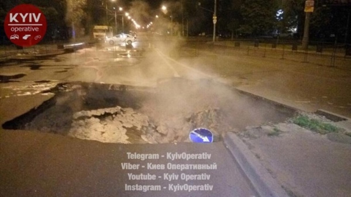 В Киеве прорвало теплосеть, работы по ремонту продлятся не менее суток