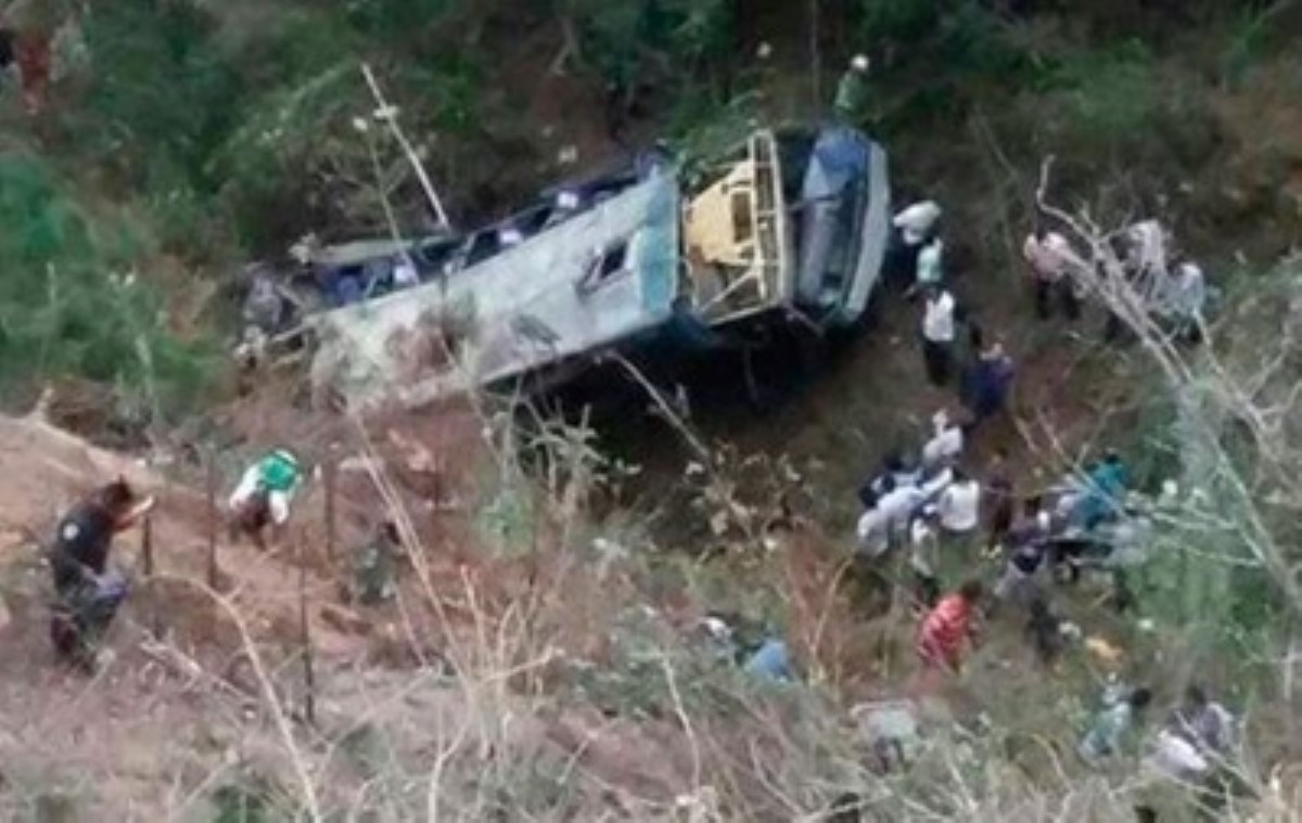 В Мексике автобус упал в ущелье, погибли 16 человек