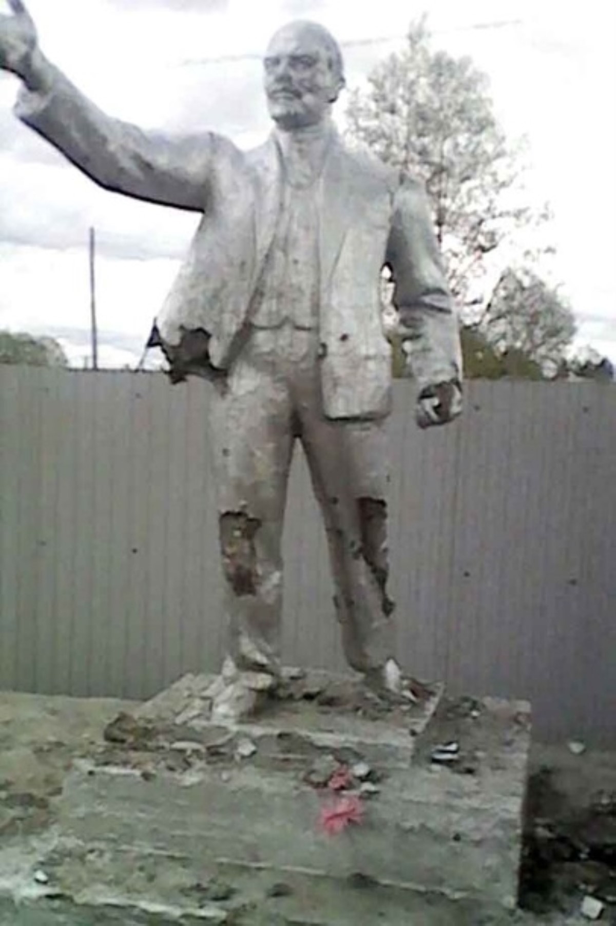 В России школьники битами изувечили памятник Ленину