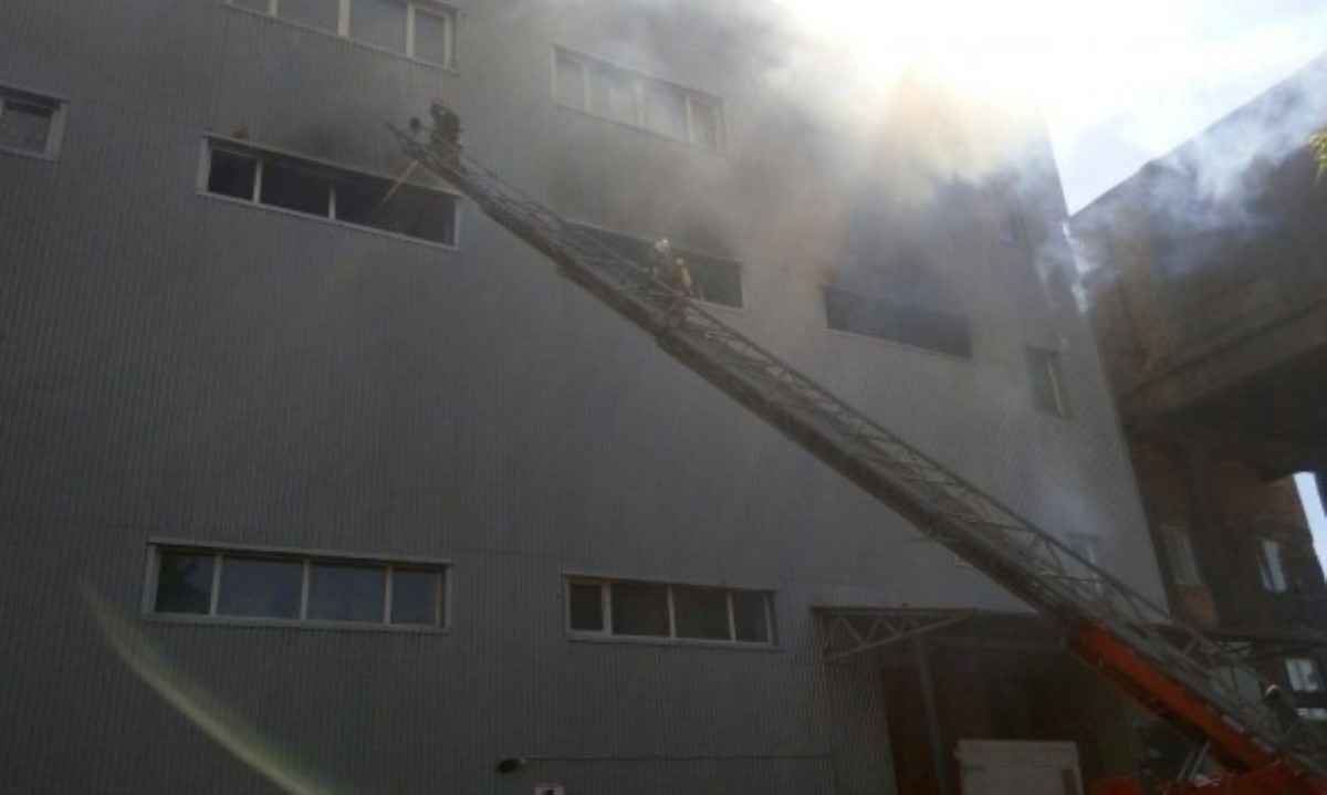 В Киеве масштабный пожар, горят складские помещения