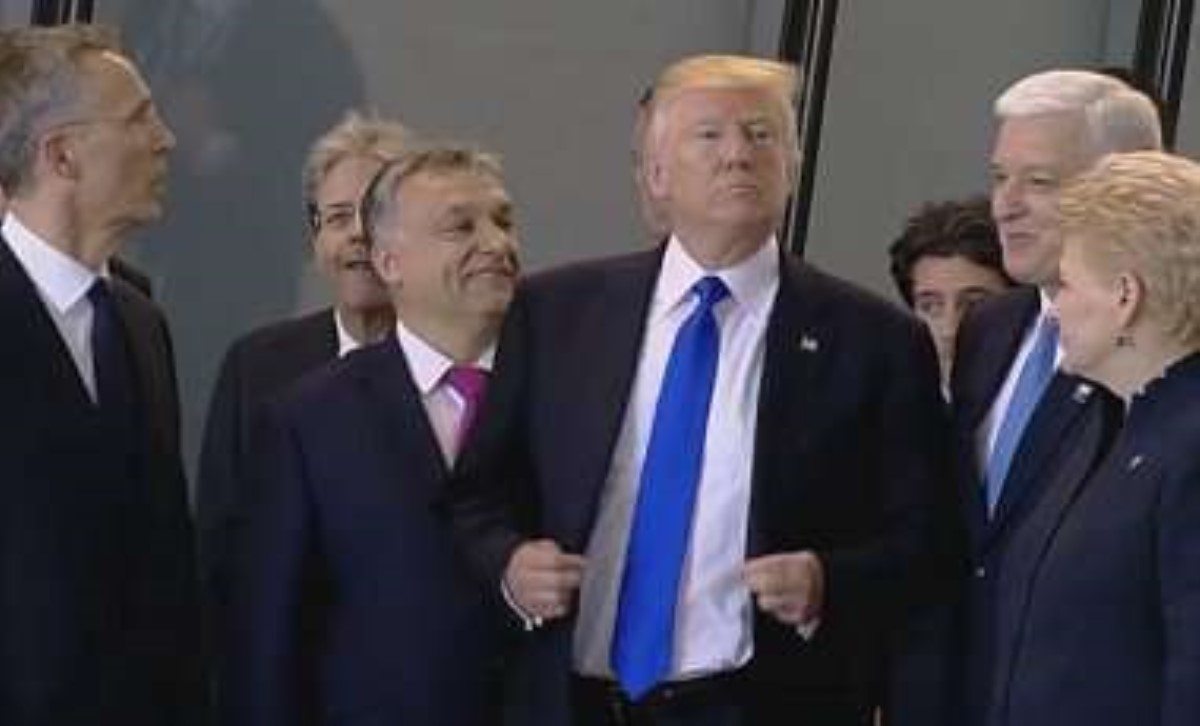 Трамп силой пробил себе дорогу в первые ряды на саммите НАТО