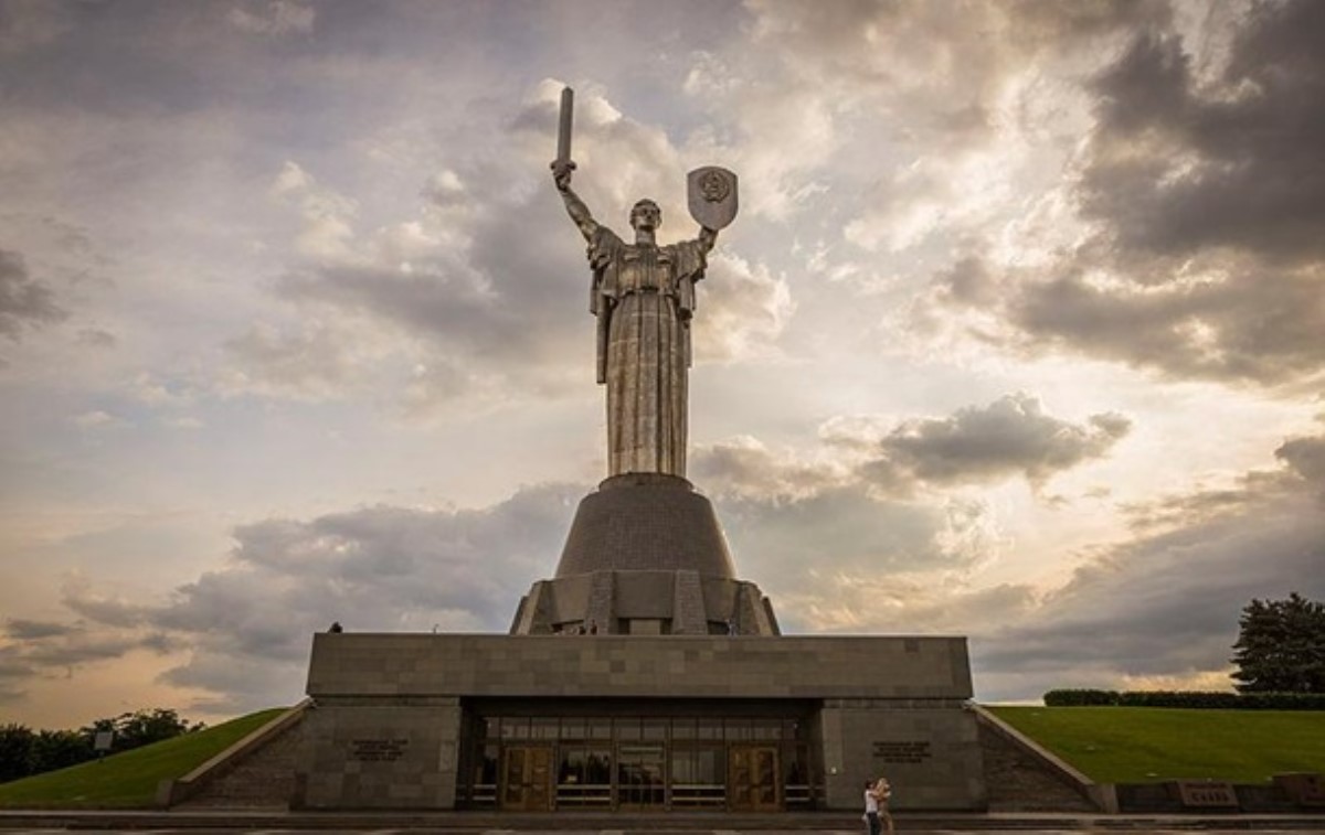 Киев объяснил, почему не декоммунизировали Родину-мать
