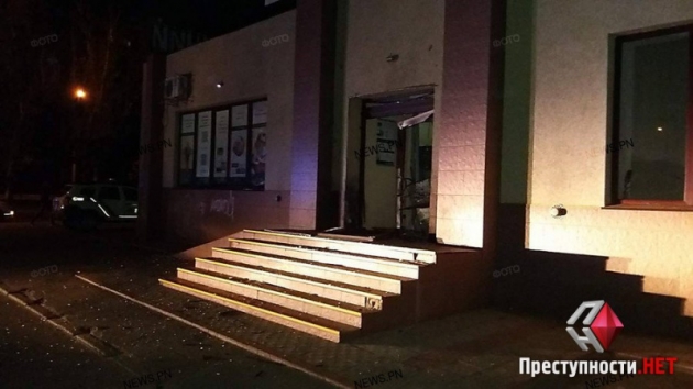 В центре Николаева ночью подорвали вход в банк