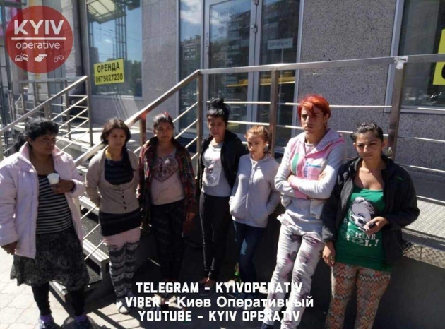 В Киеве несколько женщин отобрали у мужчины сумку с деньгами