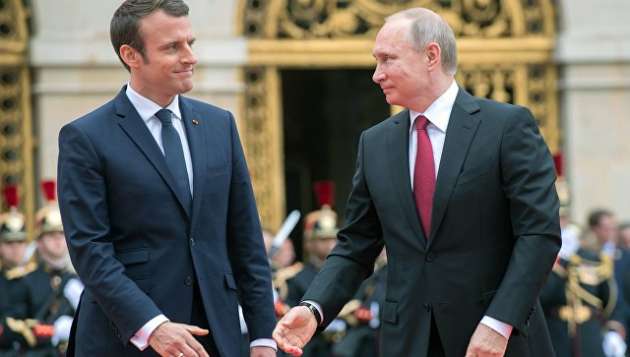 Путин в Париже  заметно нервничал
