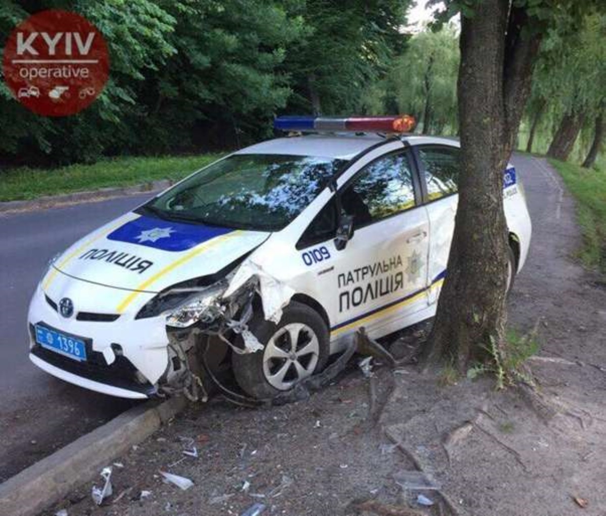 Погони не было: в Киеве нашли разбитый и брошенный автомобиль полиции