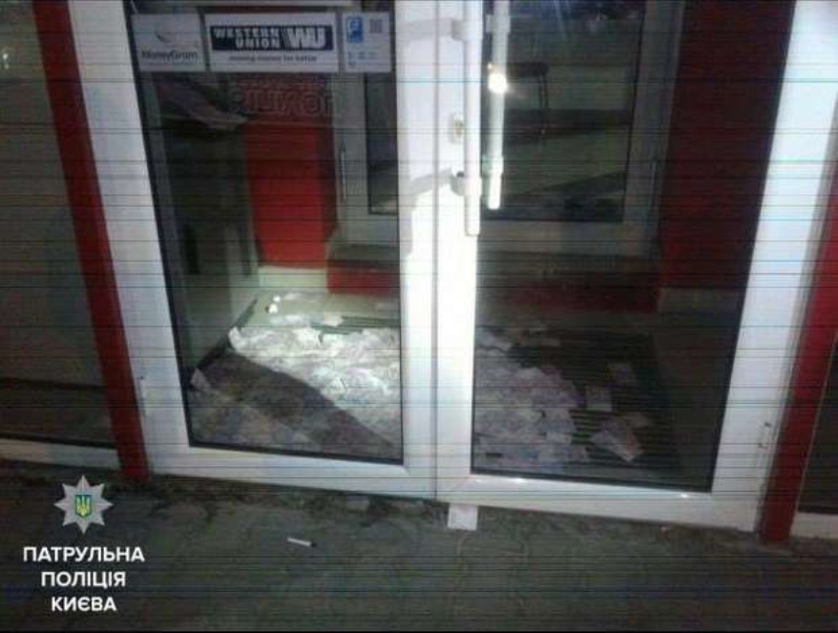 В Киеве банк завалило деньгами из банкомата