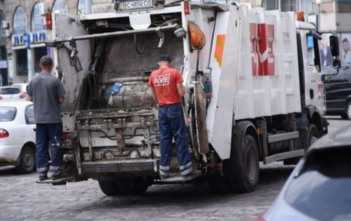 Во Львове приступили к очистке города от мусора