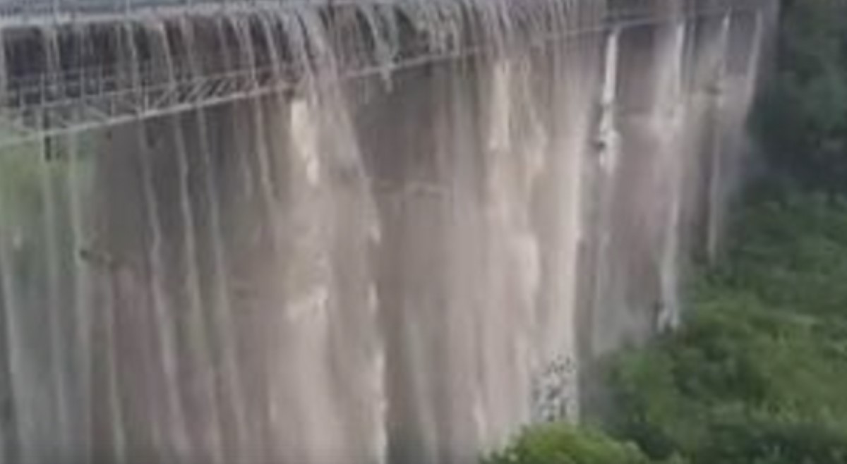 В Каменец-Подольском ливень превратил мост в гигантский водопад