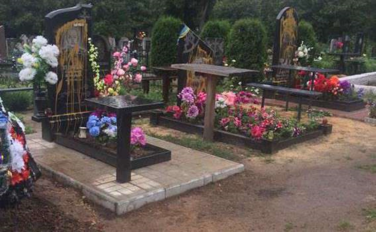 Надругательство над могилой: вандалы повредили памятники героям АТО