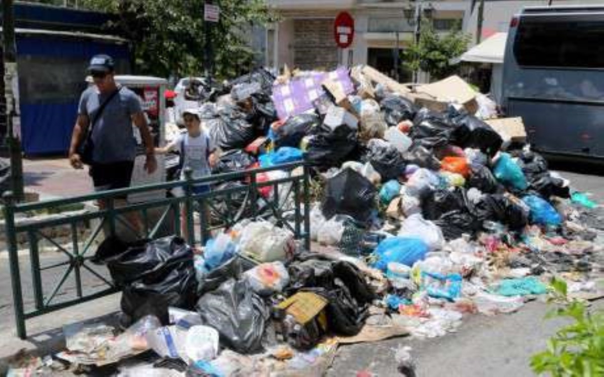 Не только во Львове: на улицах Афин скопились горы мусора