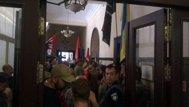 Бойцы добробатов ворвались в зал заседаний Киевсовета