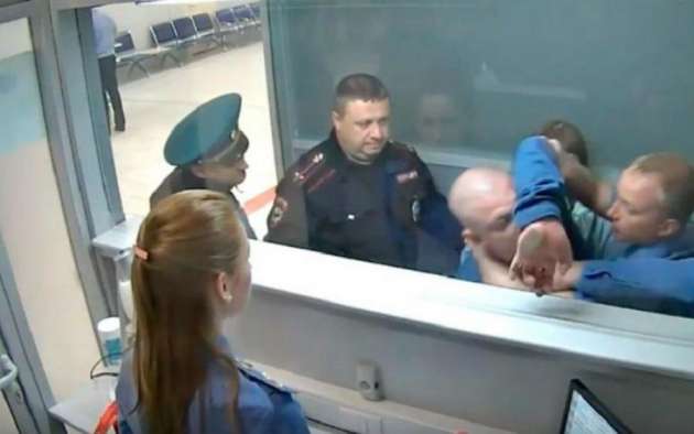 «Мышь позорная»: пьяный россиянин на глазах у детей устроил дебош в аэропорту