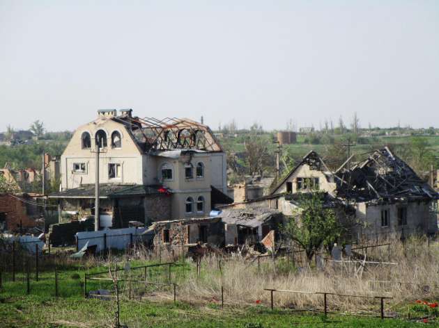 Периодически вспыхивают обстрелы: что осталось от Песков под Донецком
