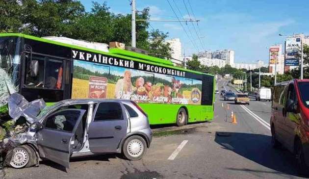 Жуткое ДТП в Харькове: авто протаранило троллейбус, есть жертвы