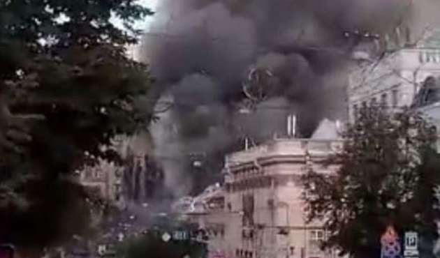 В центре Киева бушует мощный пожар