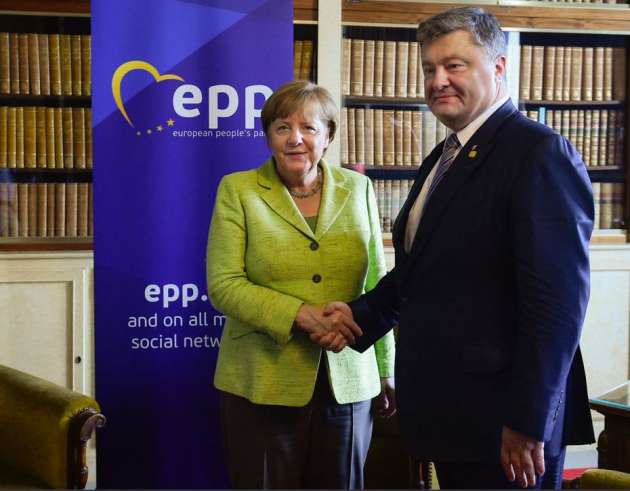 В Брюсселе Меркель проводит встречу с Порошенко