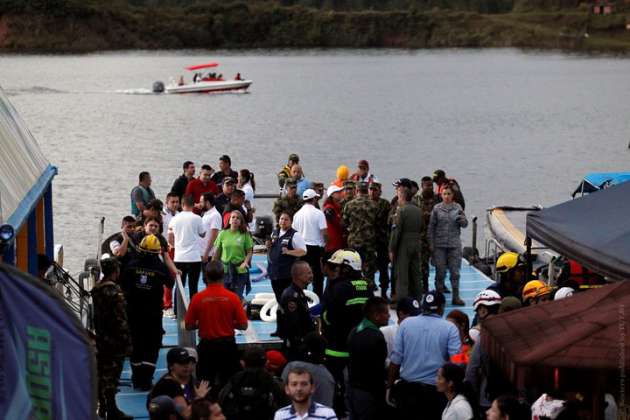В Колумбии туристический корабль со 170 людьми на борту мгновенно затонул