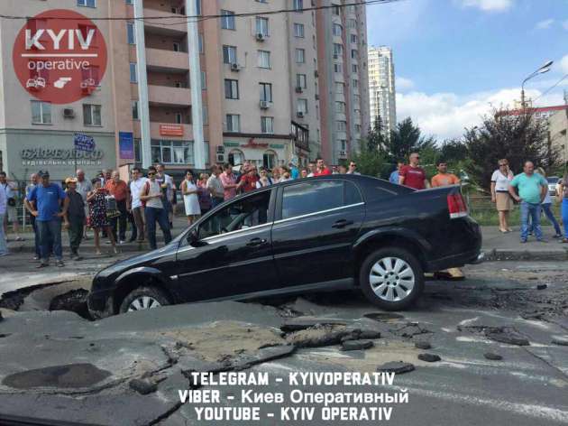 В Киеве авто провалилось под асфальт: пострадала женщина с ребенком