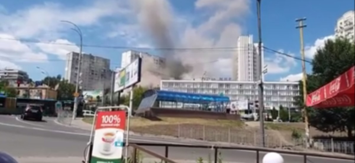 В Киеве возле гостиницы "Мир" прогремел взрыв, есть пострадавшие